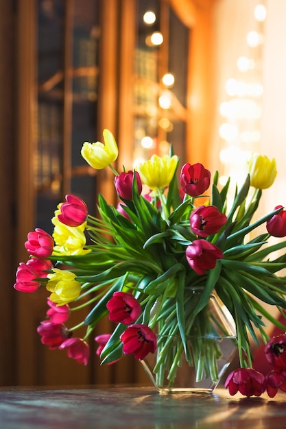 Tulpen auf einem Tisch im Wohnzimmer