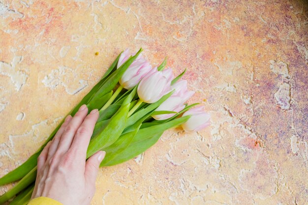 Tulpen auf gelbem rustikalem Hintergrund.