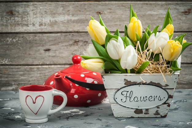 Tulpen, Cup und rote Tupfenteekanne