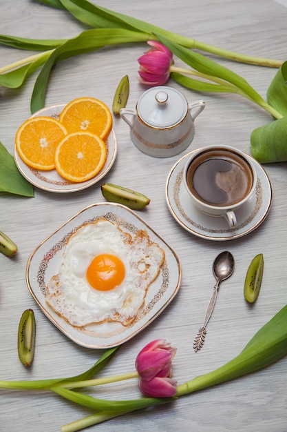 Tulpen, Kaffee, Obst und Rührei