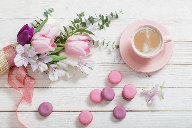 Tulpen und eine Tasse Kaffee zum Nachtisch. Conc