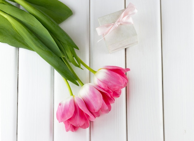 Tulpen und Geschenkbox mit Schleife