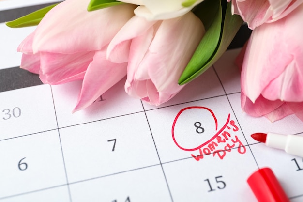 Tulpen und rote Markierung auf dem Kalender in der Nähe des 8. März, Nahaufnahme Internationaler Frauentag