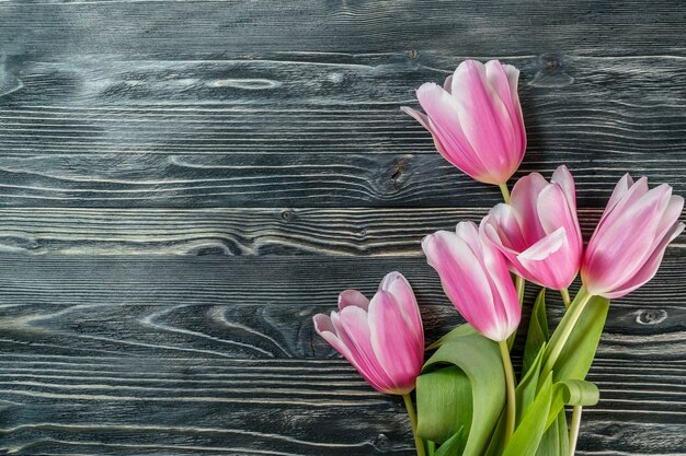 Tulpenblumen auf Holztisch