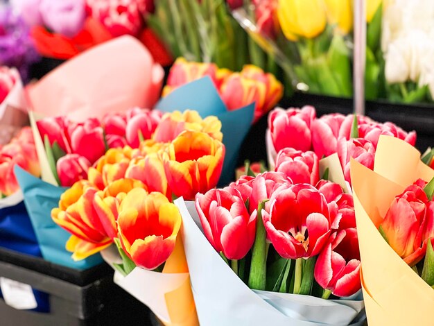 Foto tulpenblumenverkauf im laden frauentagskonzept