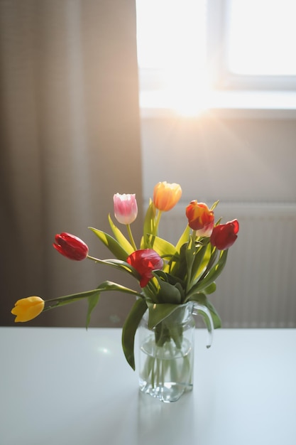 Tulpenstrauß in einer Vase auf dem Tisch