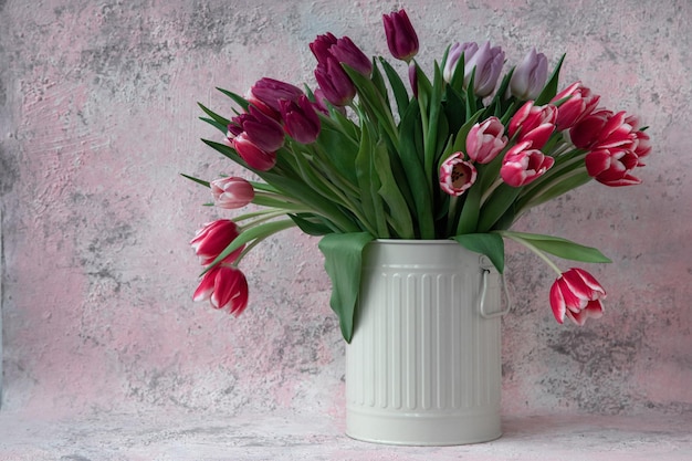 Foto tulpenstrauß in einer weißen vase