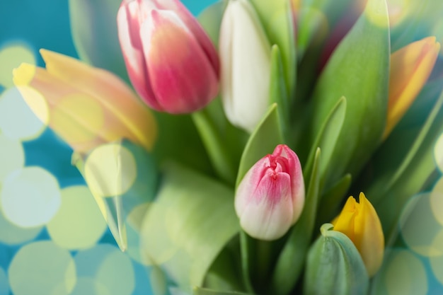 Tulpenstrauß zum Geburtstag Jubiläumskarte mit Blumen für Glückwünsche zum Feiertag
