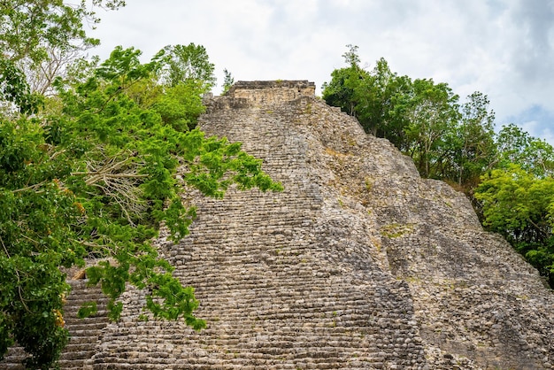 Tulum, México. 25 de maio de 2021. Pirâmide de Nohoch Mul em Coba. Pirâmide e templo com degraus de pedra nas ruínas maias de Coba