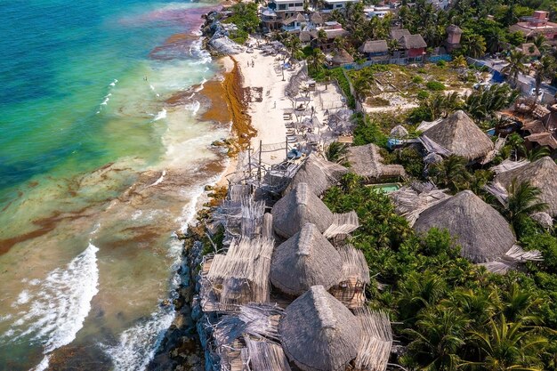 Tulum, Mexiko. 15. Mai 2021. Luftaufnahme des Luxushotels Azulik in Tulum. Schöne Aussicht auf die Öko-Holzhäuser im Dschungel am Meer.