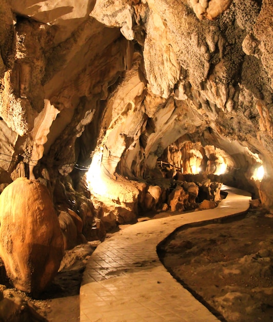 Tum Jung Cave em Vang Vieng, Laos.