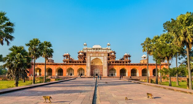 Foto tumba de akbar el grande en sikandra fort en agra, india