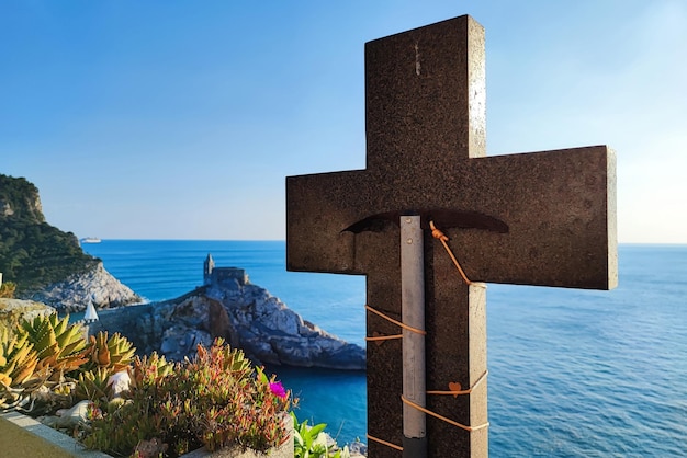 La tumba del alpinista y escritor Walter Bonatti en el cementerio de Portovenere