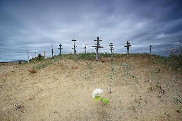 tumba cruza en un cementerio del desierto / concepto de cambio climático calentamiento, desastre, apocalipsis, cementerio cristiano