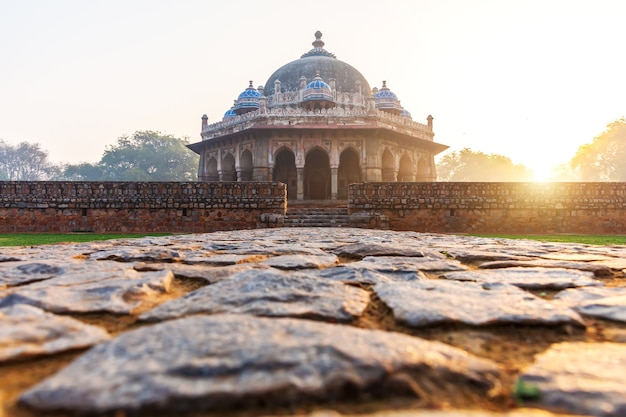 Tumba de isa khan no sol da manhã, complexo da tumba de humayun, nova delhi, índia.