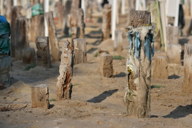 Una tumba es un lugar donde se entierra un cadáver.Las tumbas generalmente se ubican en áreas especiales establecidas