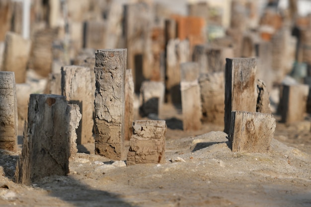 Una tumba es un lugar donde se entierra un cadáver.Las tumbas generalmente se ubican en áreas especiales establecidas