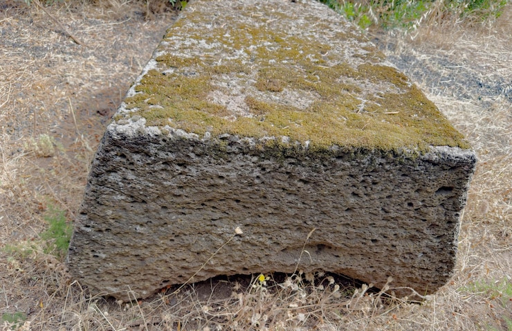 Foto tumba de los gigantes y iloi nuraghe en sedilo en el centro de cerdeña