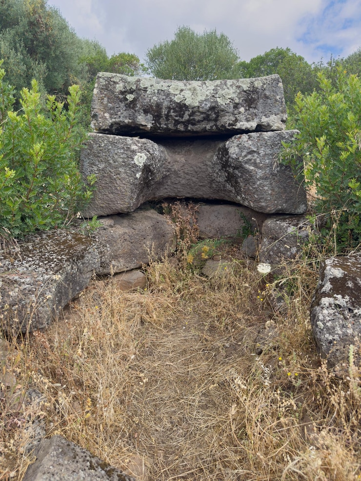 Foto tumba de los gigantes y iloi nuraghe en sedilo en el centro de cerdeña