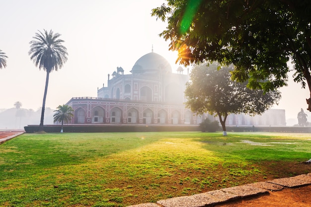 Tumba de Humayun en India, Nueva Delhi, hermosa vista del amanecer.