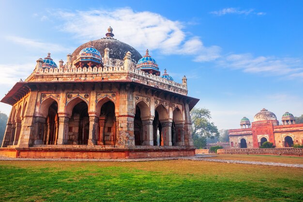 Tumba de Isa Khan en el complejo de la tumba de Humayun en Delhi, India.