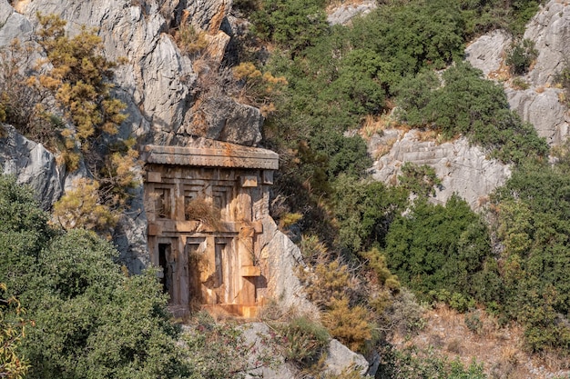 Tumba de piedra antigua en la ladera de la montaña en Myra Lycian (Demre, Turquía)