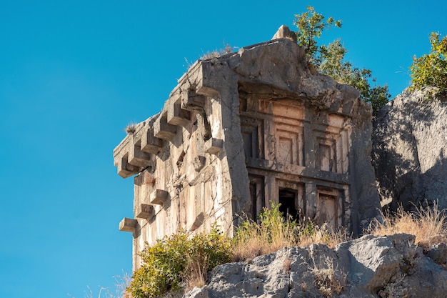 Una tumba de roca antigua en la ladera de la montaña en Myra Lycian (Demre, Turquía)