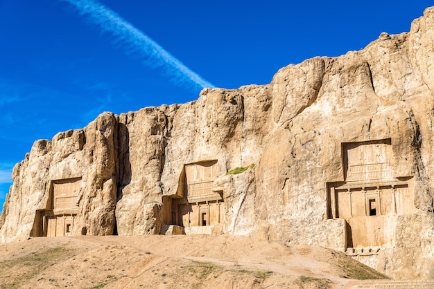 Tumbas antigas dos reis aquemênidas em naqsh-e rustam, no norte de shiraz, irã.