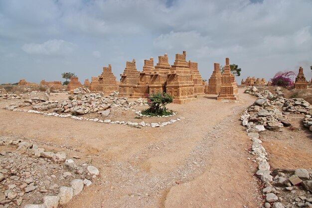 Las tumbas antiguas de Chaukhandi cerca de Karachi en Pakistán