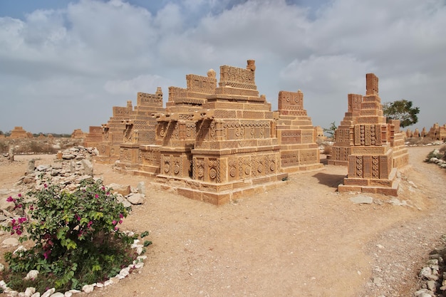 Las tumbas antiguas de Chaukhandi cerca de Karachi en Pakistán