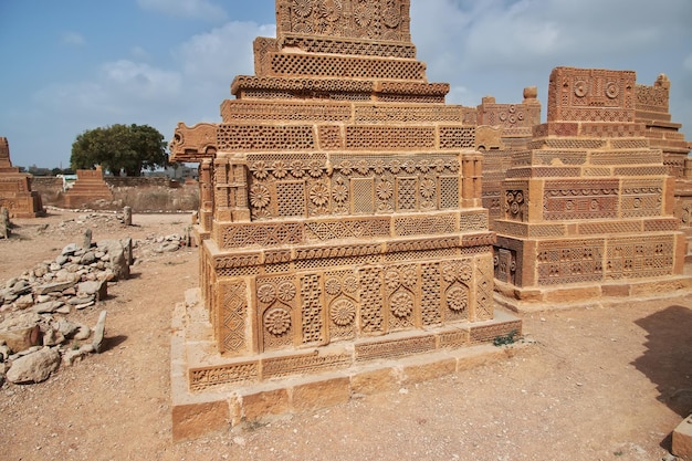 Las tumbas antiguas de Chaukhandi cerca de Karachi en Pakistán