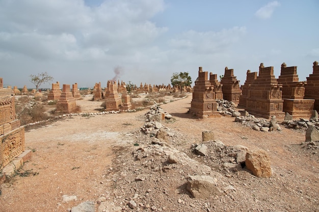 Las tumbas antiguas de Chaukhandi cerca de Karachi en Pakistán