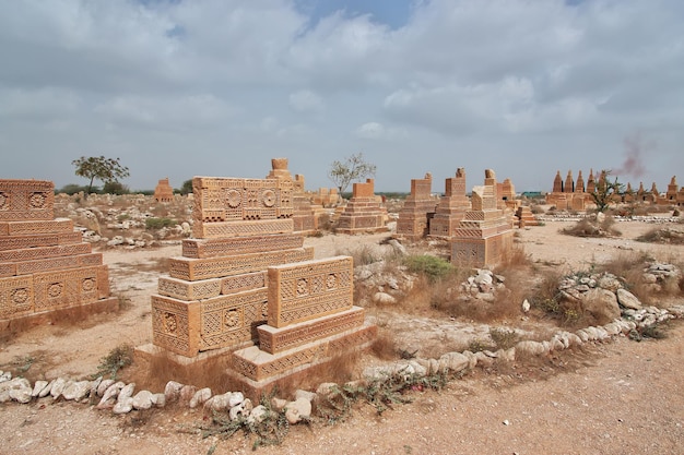 Foto las tumbas antiguas de chaukhandi cerca de karachi en pakistán