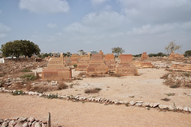Foto las tumbas antiguas de chaukhandi cerca de karachi en pakistán