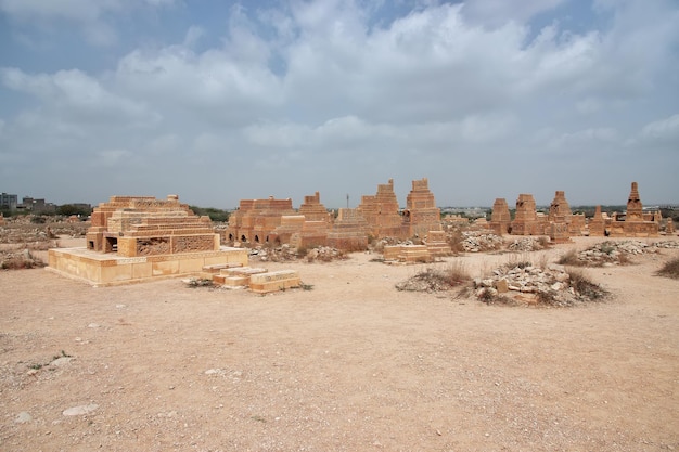 Las tumbas antiguas de Chaukhandi cerca de Karachi en Pakistán