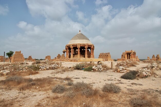 Las tumbas antiguas de Chaukhandi cerca de Karachi en Pakistán