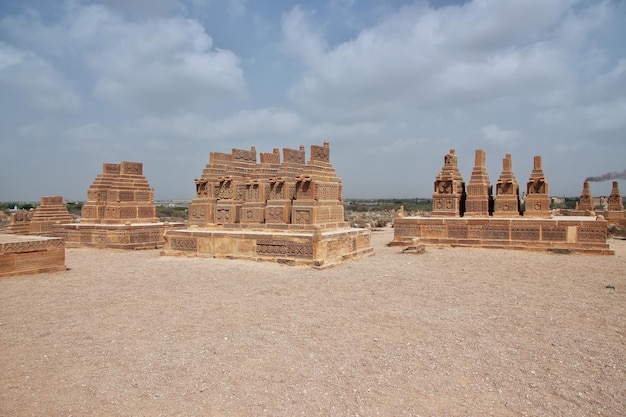 Las tumbas antiguas de Chaukhandi cerca de Karachi en Pakistán