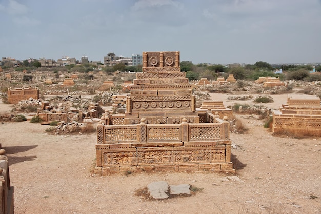 Foto las tumbas antiguas de chaukhandi cerca de karachi en pakistán