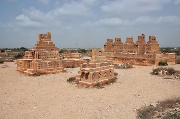 Las tumbas antiguas de Chaukhandi cerca de Karachi en Pakistán