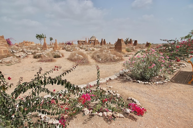 Foto las tumbas antiguas de chaukhandi cerca de karachi en pakistán