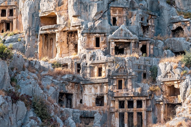 Tumbas y criptas antiguas talladas en las rocas en las ruinas de Myra de Lycia