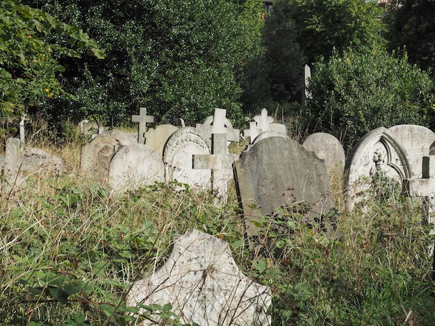 Tumbas y cruces en el cementerio gótico