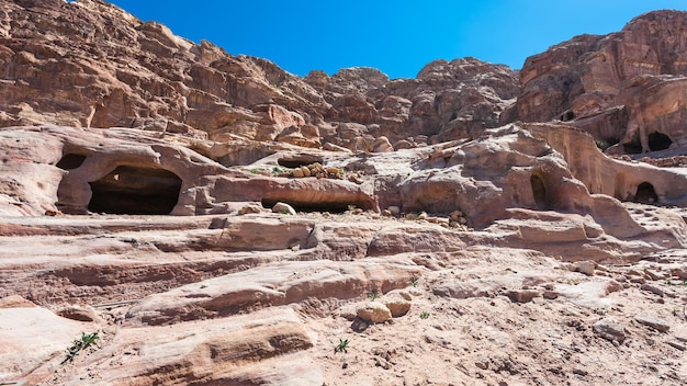 Tumbas de cuevas de piedra en la ciudad de Petra