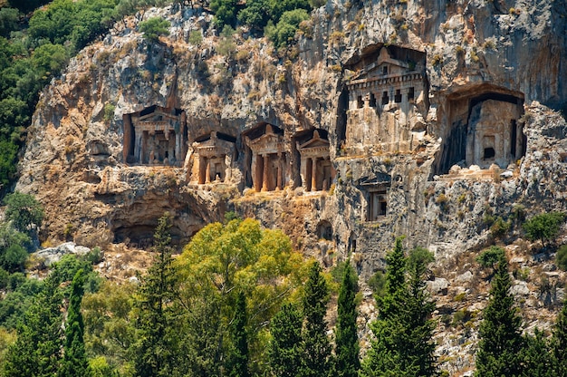 Tumbas da Lícia famosas da antiga cidade de Caunos, Dalyan, Turquia