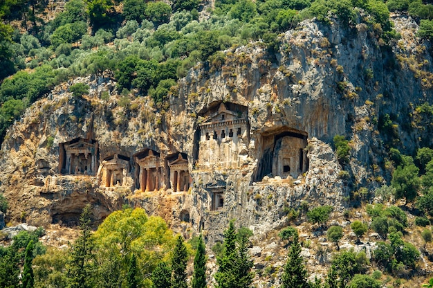 Tumbas da Lícia famosas da antiga cidade de Caunos, Dalyan, Turquia