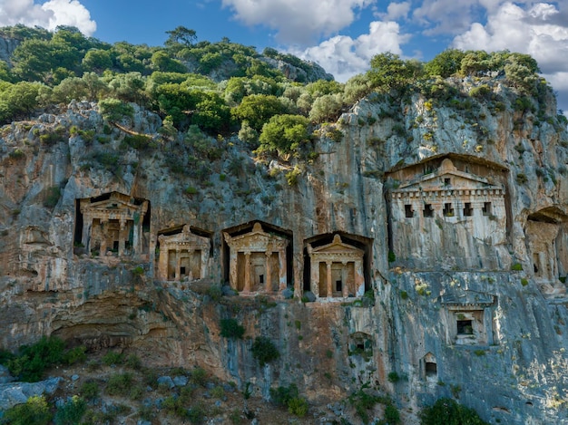 Foto tumbas del templo de rockcut en kaunos dalyan turquía nombre turco kaya mezarlari antigua ciudad de kaunos valle de dalyan turquía kaunos latin caunus era una ciudad de la antigua caria y en anatolia