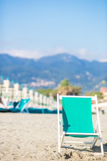 Tumbona color menta en la playa europea en Italia