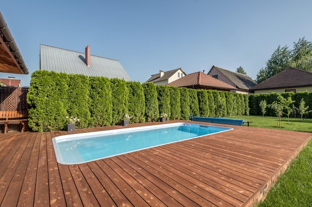 Tumbona junto a la piscina en una casa de campo