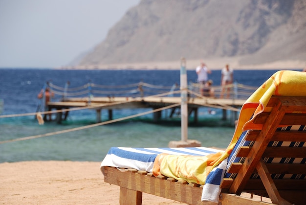 Tumbona de madera en la playa con vistas al mar en egipto y verano