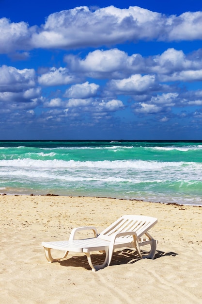 Tumbona en una playa